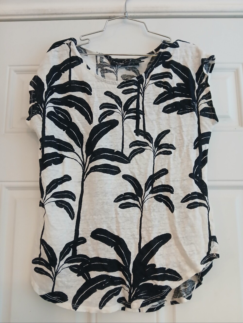 Beautiful Tahari Black & White Plant Leaf Short Sleeve Blouse Shirt Top Womens L